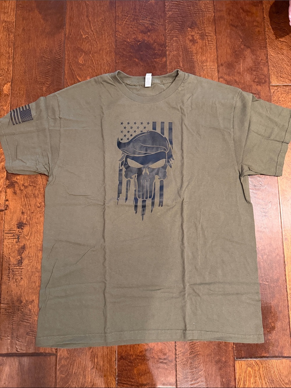 Alstyle Men’s Olive Military Green Short Sleeve Tee with Black Skull Flag